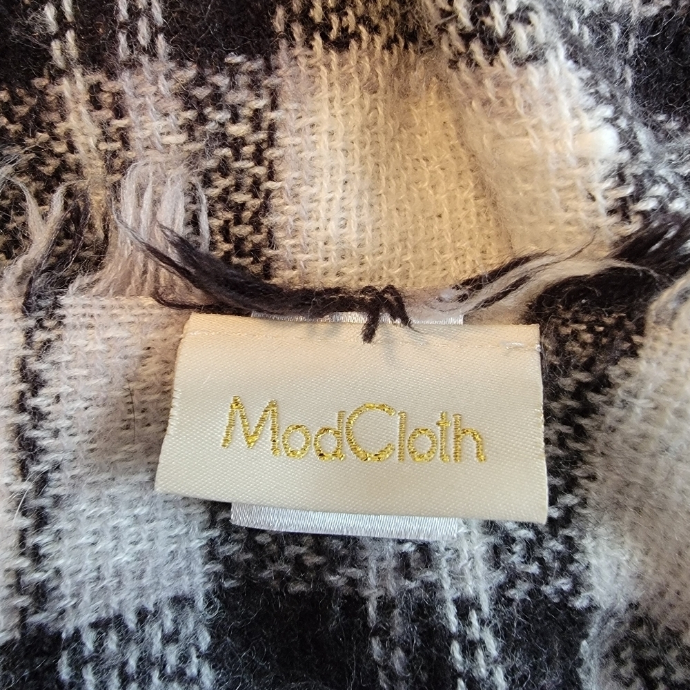 Mod Cloth Black and White Plaid Shawl - Picture 3 of 4